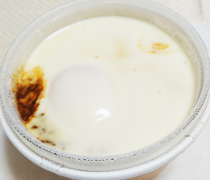 「白いチーズソースのキーマカレー(温玉付き)」をレンジで温めた後の写真