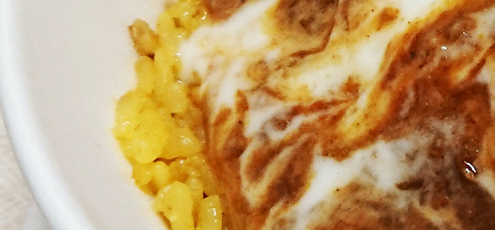 「白いチーズソースのキーマカレー(温玉付き)」のドライカレーの部分の拡大