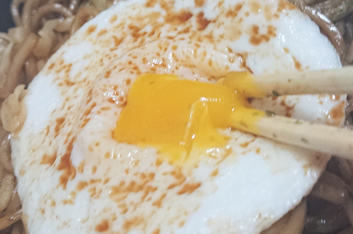 半熟卵を箸で割ったところの写真