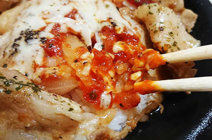 「イタリアンポークジンジャー丼」のトマトソース部分の写真