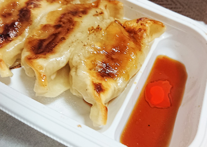 「お肉の旨味!ジューシー焼き餃子」に餃子のタレとラー油をいれた写真