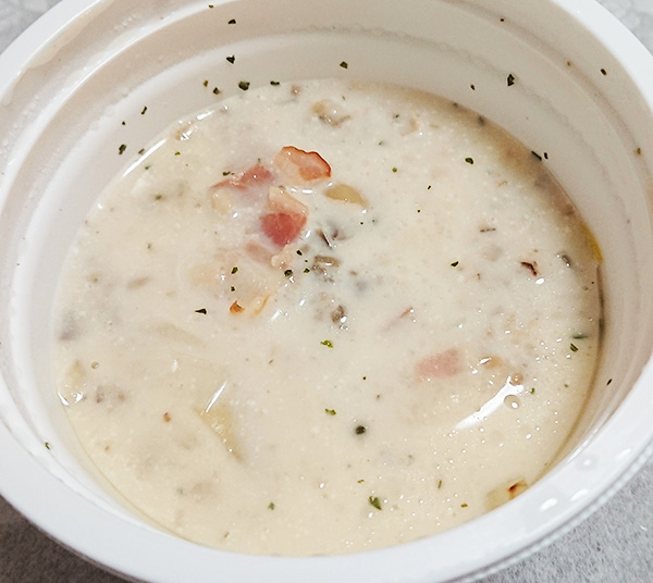 「たっぷりきのこの濃厚クリームスープ」を温めて上から撮った写真