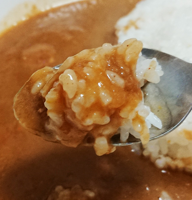 「くまもと荒尾梨カレー」のカレールーとご飯をスプーンですくった写真