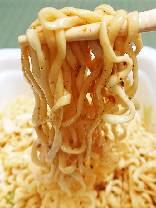 「ラッキーマヨネーズおかき味 油そば」の麺を箸で持ち上げて撮った写真