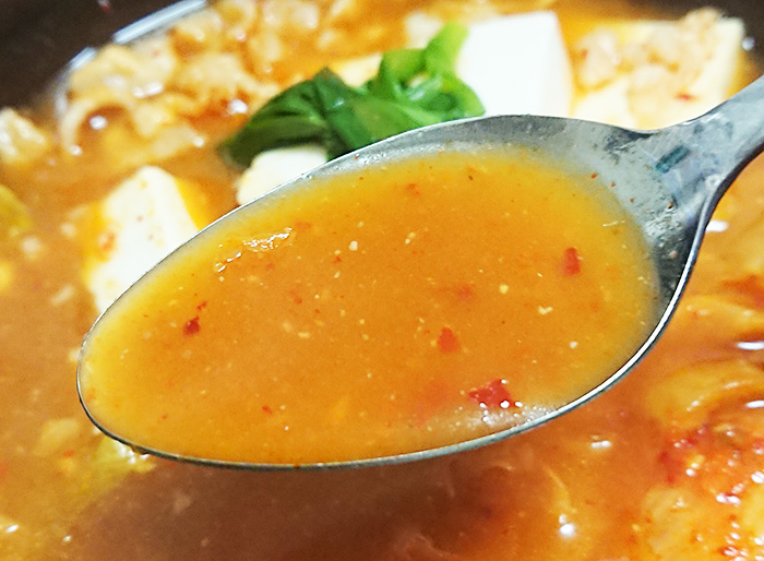 「1/2日分の野菜!コク旨キムチ鍋」のスープをスプーンですくって撮った写真