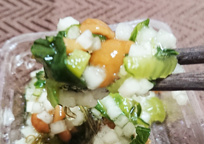 「蔵王菜なめこ」を箸で持ち上げた写真