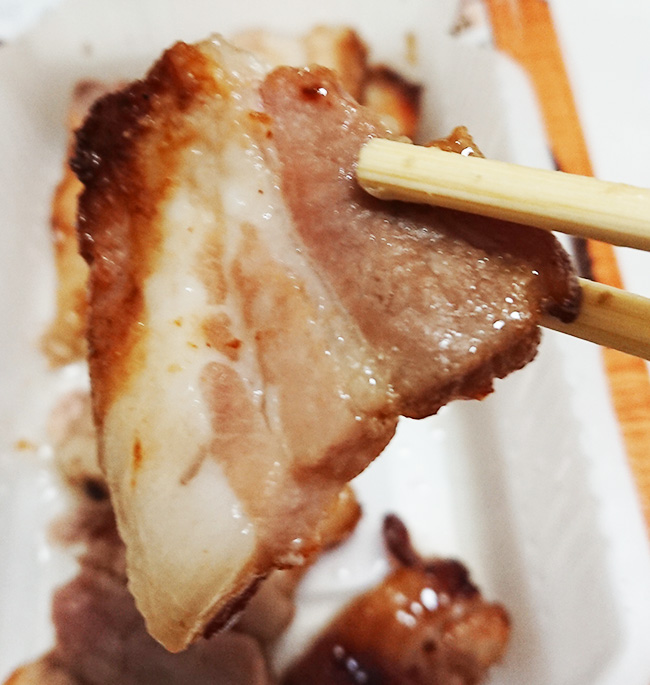「レンジで簡単豚バラ焼き」に入っている豚肉のアップ写真