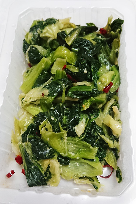 冷凍「青菜とガールック炒め」を温めてフタを取った写真