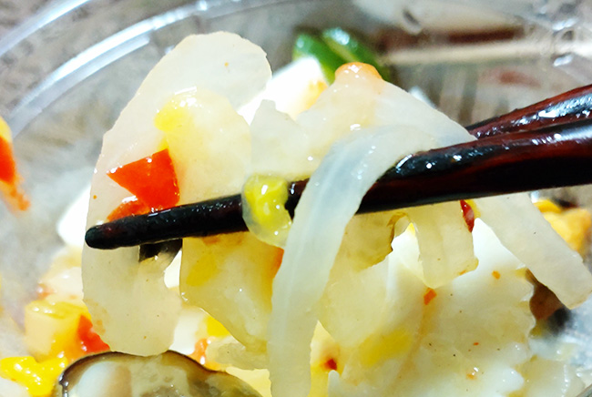 「セビーチェ 3種魚介と野菜のレモンマリネ」のタマネギ