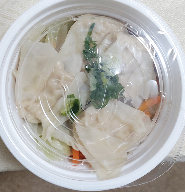 「醤油仕立ての中華ワンタンスープ」の上からの写真