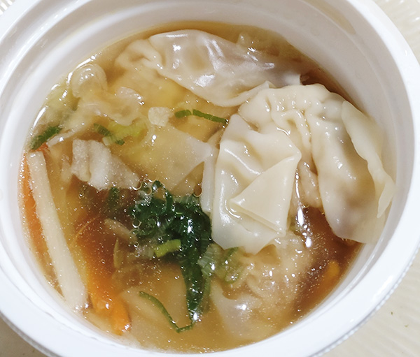 醤油仕立ての中華ワンタンスープ
