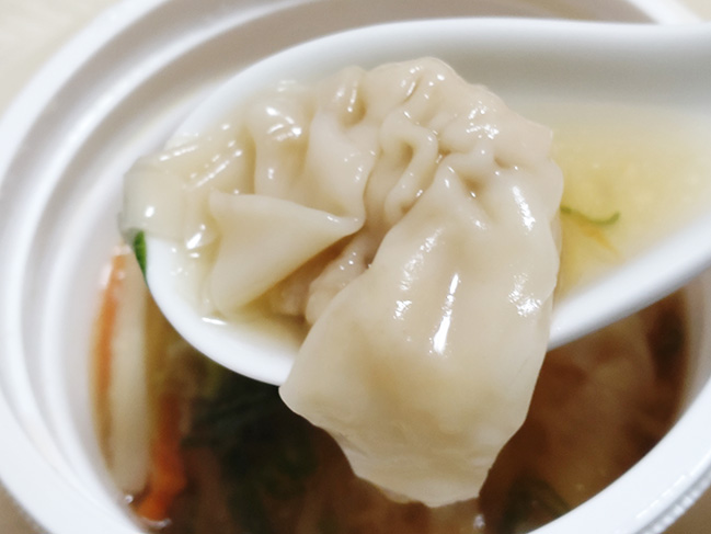 「醤油仕立ての中華ワンタンスープ」のワンタン