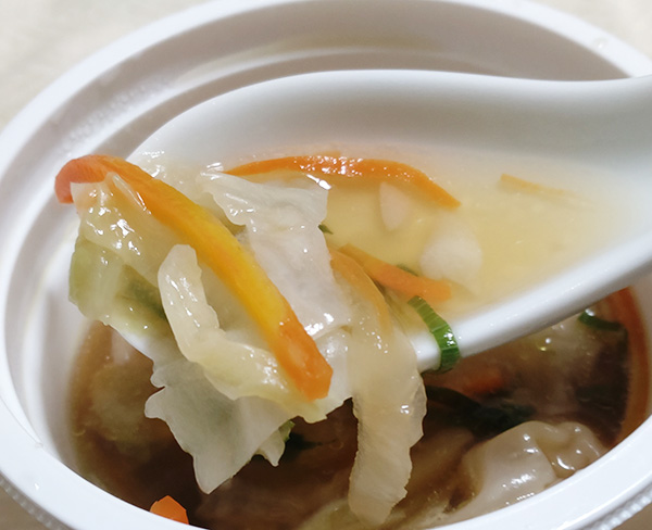 「醤油仕立ての中華ワンタンスープ」の野菜