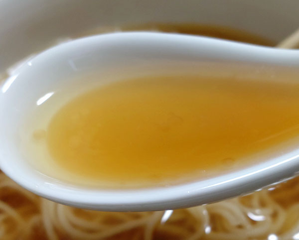 「金の醤油らぁ麺」のスープ