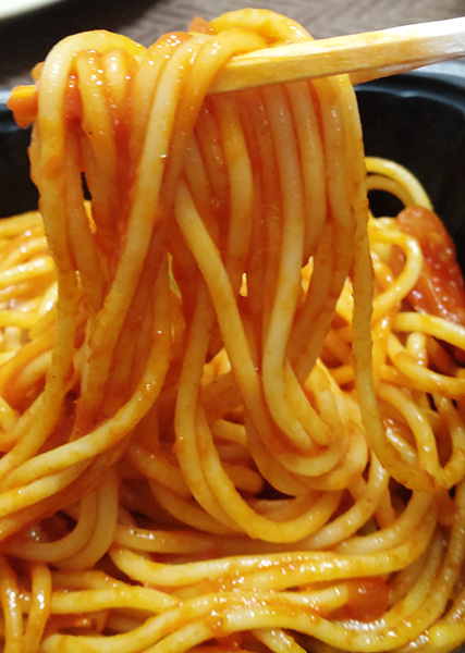 「トマトの旨み広がる ナポリタン」の麺
