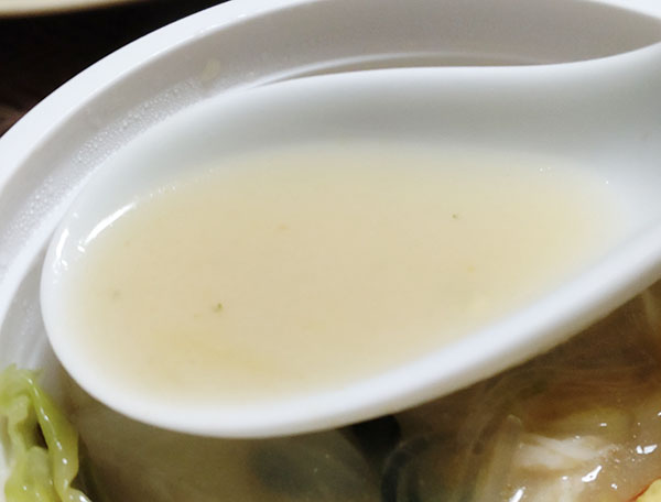 「生姜香る鶏白湯の春雨スープ」のスープ