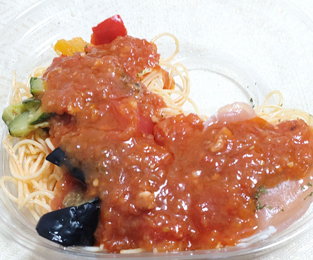 彩り野菜と生ハムの冷製トマトパスタ