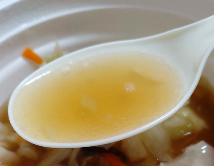 「Ｗガラの中華ワンタンスープ」のスープ