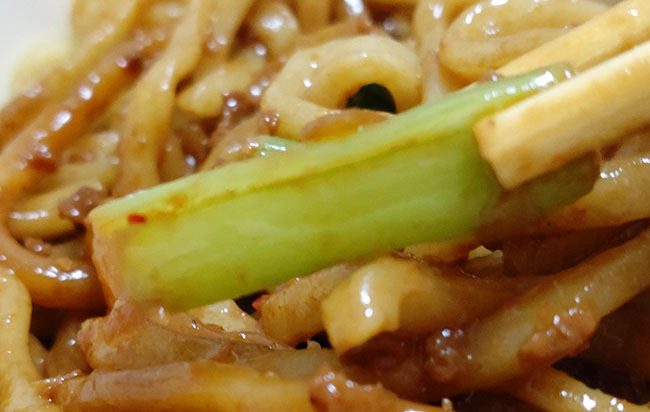 「混ぜて食べる 濃厚汁なし担々麺」の小松菜