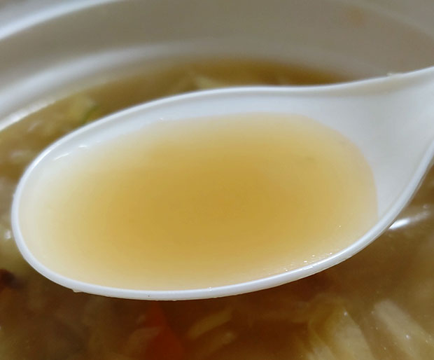 「黄金しょうが使用 10種具材の和風スープ」のスープ