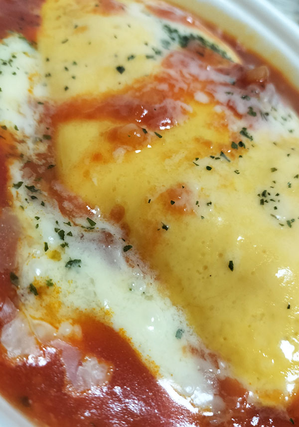 けずりチーズのせ トマトソースのオムライス